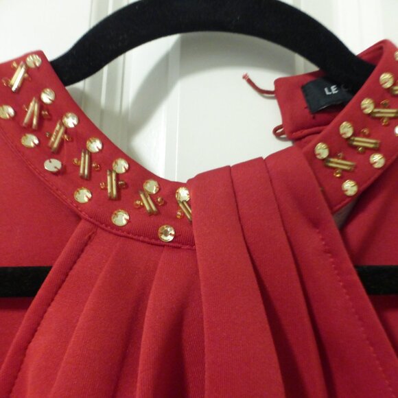 LE CHATEAU red criss cross front sleeveless top with gold beads - Picture 5 of 8